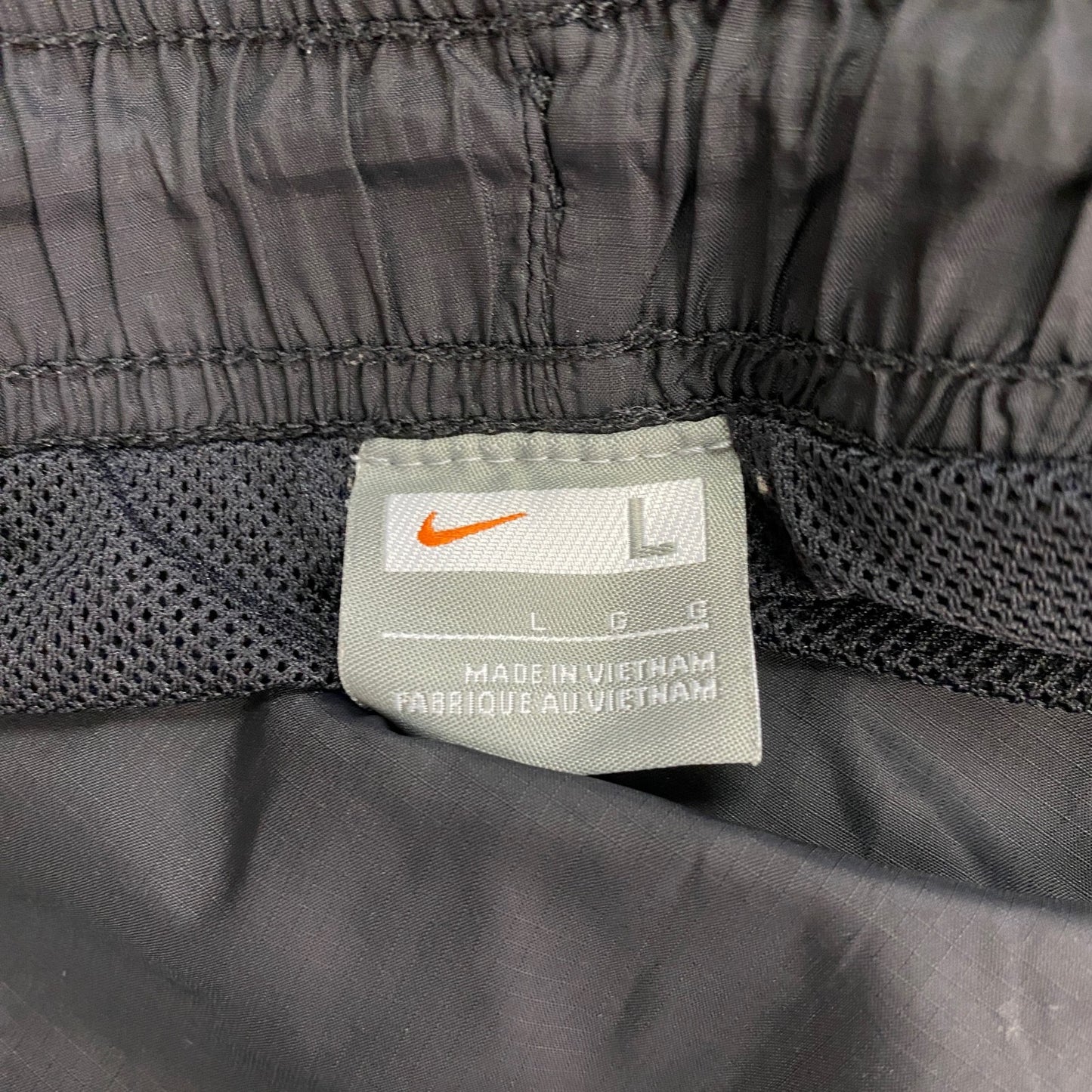 NIKE　ナイキ　トラックナイロンパンツ　ジャージ　黒　ブラック　Lサイズ