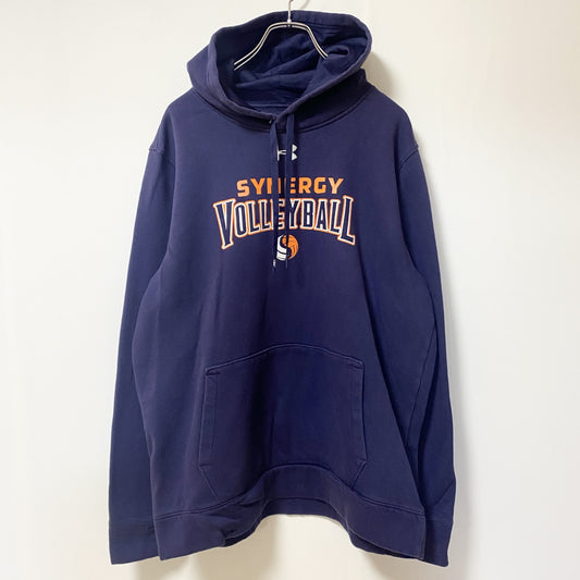 古着 used UNDER ARMOUR　長袖プリントデザインスウェット　フーディー　ネイビー　前ポケット　Ｌサイズ