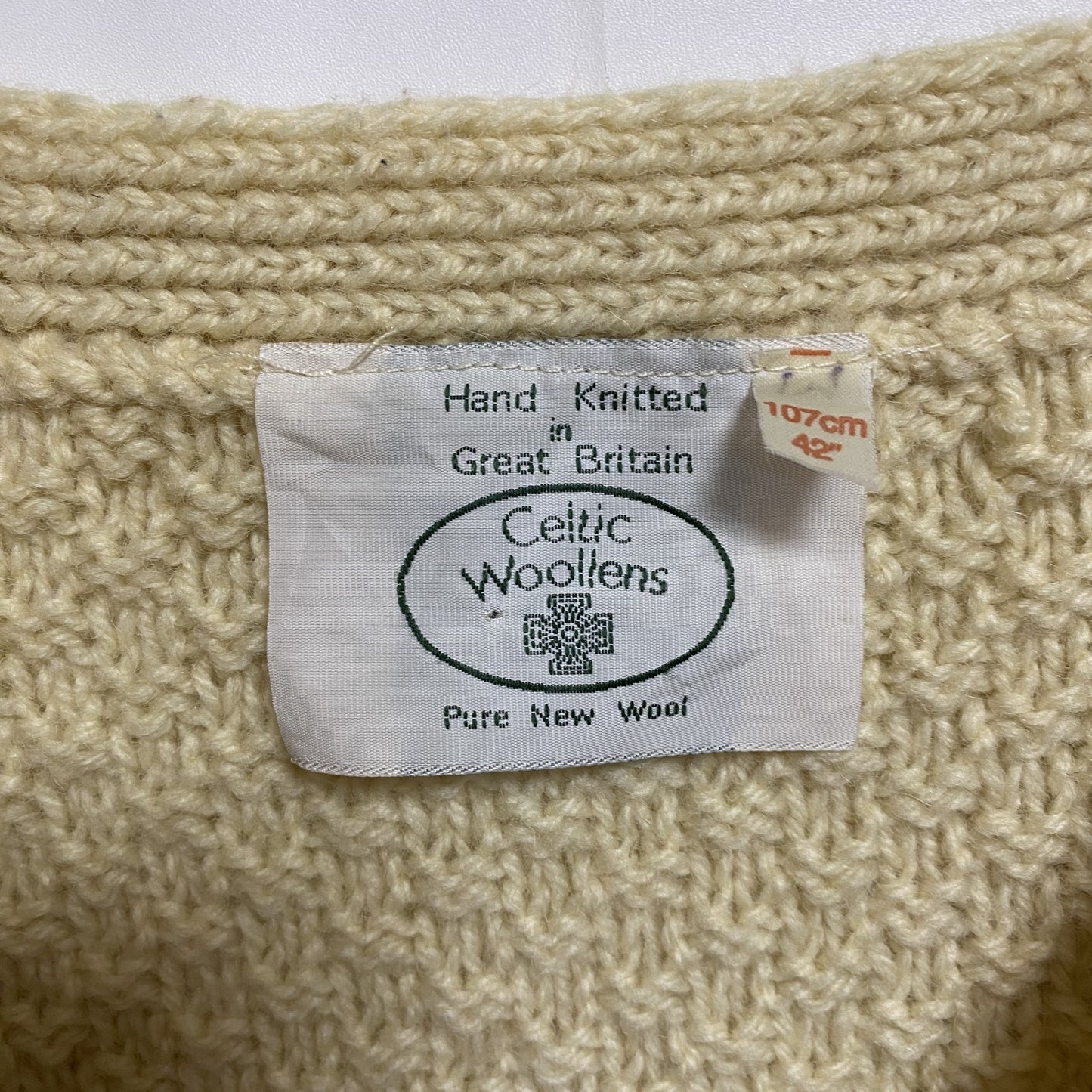 古着 used　Celtic Woollenes　長袖フィッシャーマンニットカーディガン　厚手Vネックセーター　英国製　白　秋冬服