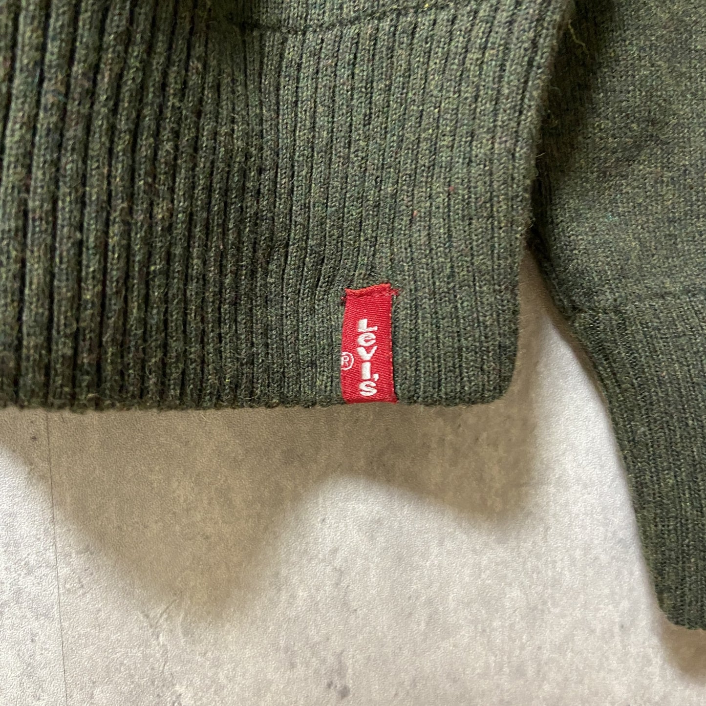 古着 used　Levi's リーバイス　長袖セーター　ニット　ロゴタグ　カーキ　クルーネック　コットン　秋冬服　Mサイズ