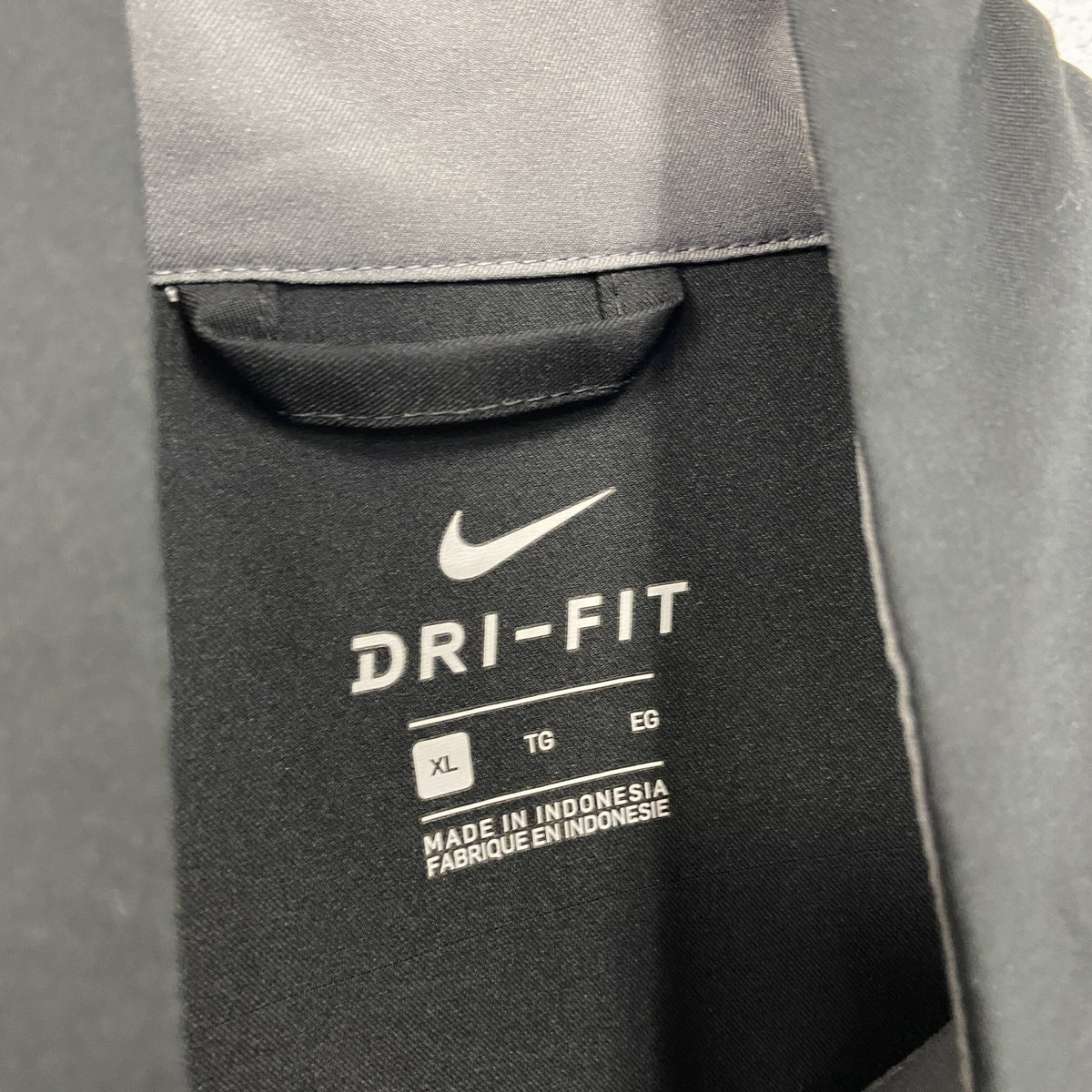 NIKE　ナイキ　フルジップジャケット　黒　ブラック　XLサイズ　古着