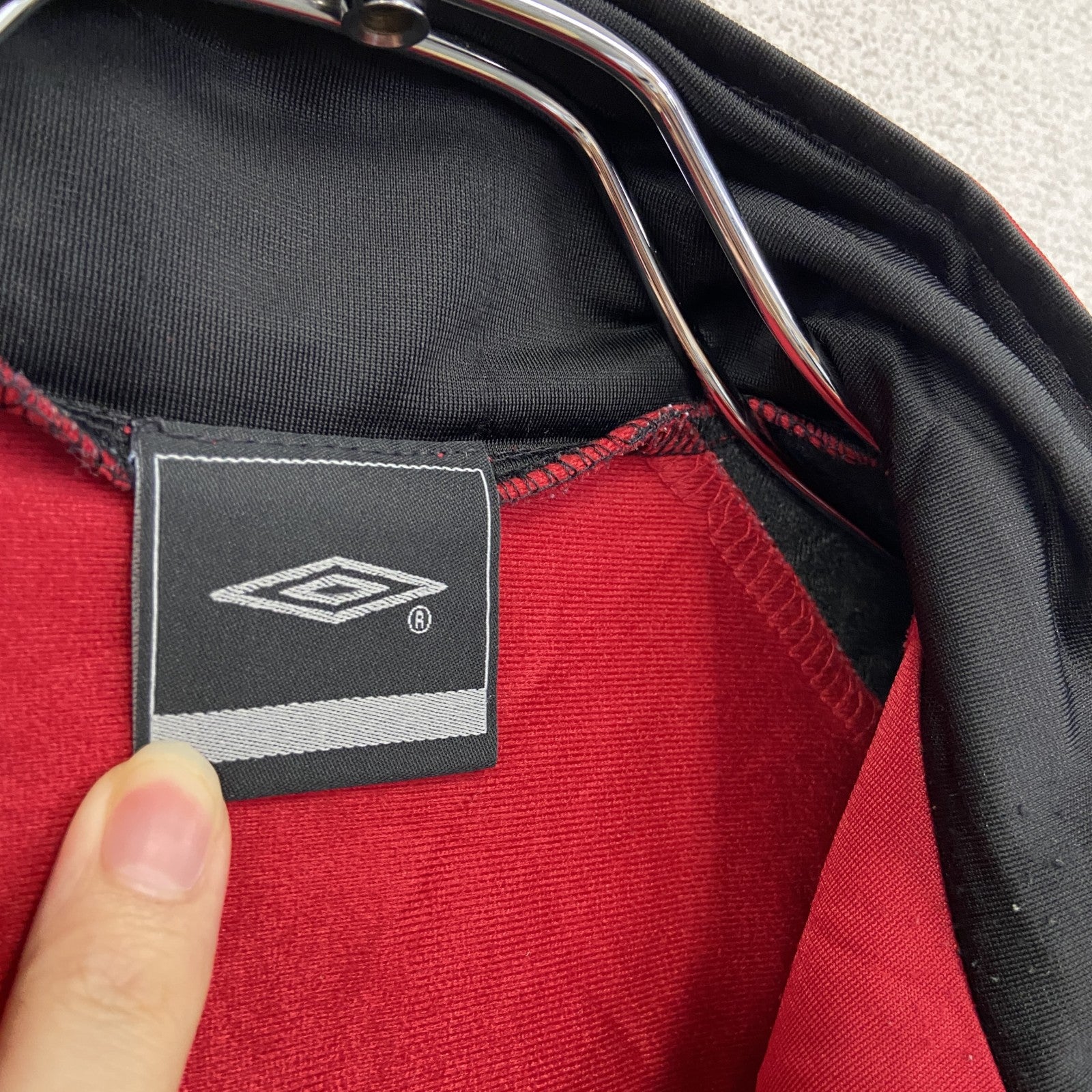 Umbro　アンブロ　トラックジャケット/ジャージ　トライカラー　赤　レッド　白　ホワイト　黒　ブラック　152　古着
