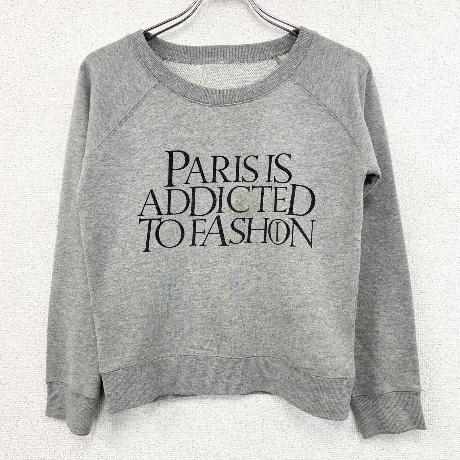 スウェット/トレーナー　ラグランスリーブ　3連プリント　メッセージ　英字プリント　Paris　パリ　ビックデザイン　灰色　グレー　古着