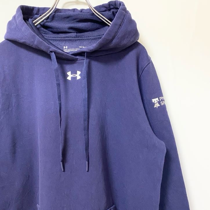 古着 used　UNDER ARMOUR　長袖ワンポイント刺繍パーカー　スウェットプルオーバー　紺　ネイビー　秋冬服　Lサイズ