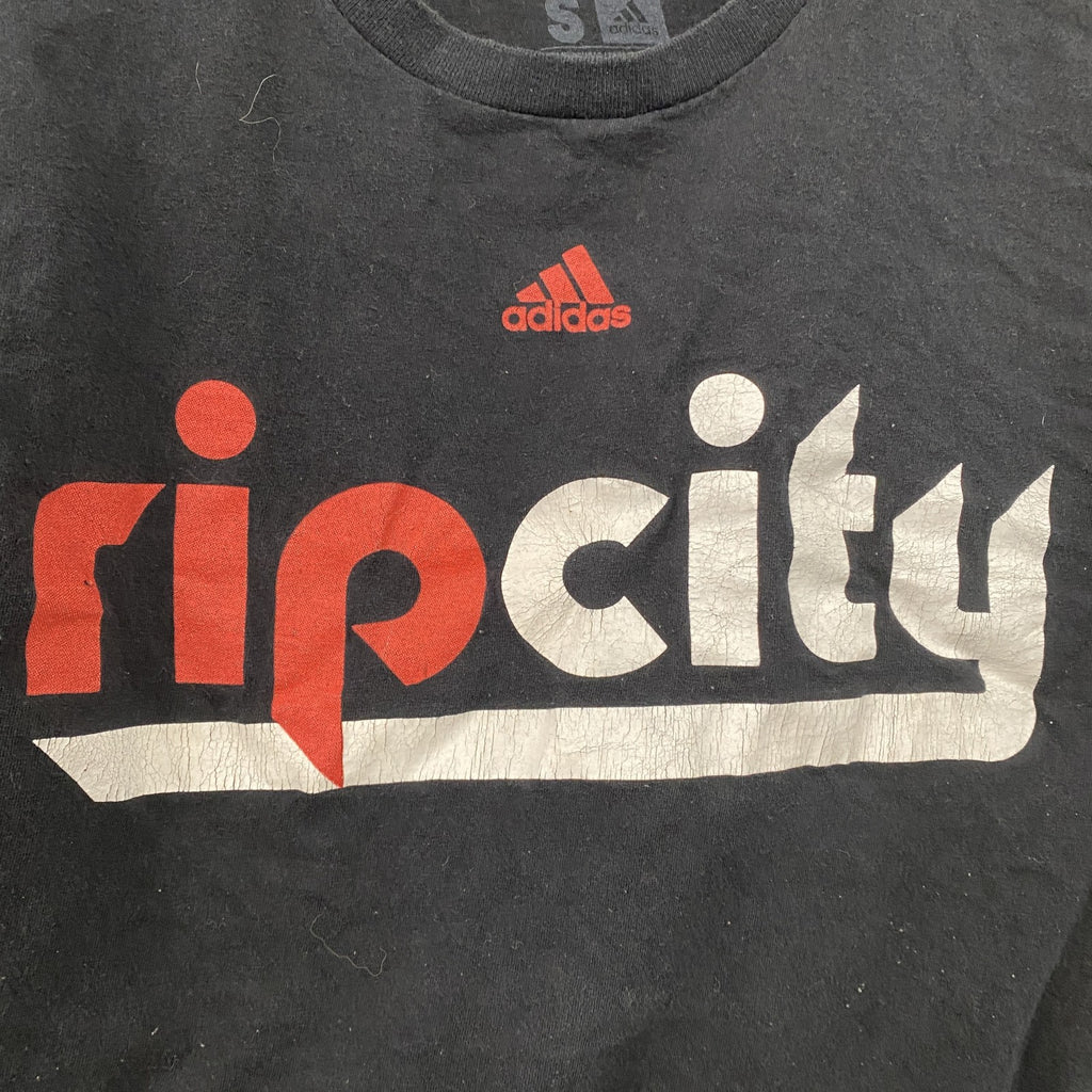 adidas　アディダス　半袖プリントTシャツ　Rip City　パフォーマンスロゴ　黒　ブラック　Sサイズ　古着