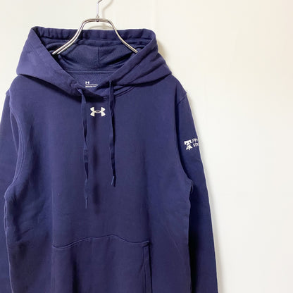 古着 used　UNDER ARMOUR アンダーアーマー　長袖ワンポイントロゴ刺繍パーカー　シンプル　ネイビー　紺色　Lサイズ