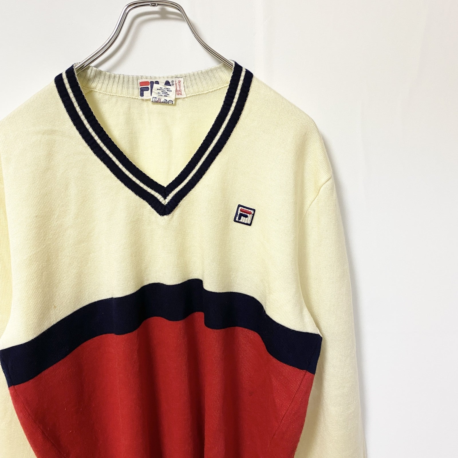 ～90s　FILA　フィラ　長袖Vネックアクリルニットセーター　刺繍ロゴ　ワンポイント　マルチカラー　白　ホワイト　XLサイズ　　ヴィンテージ　古着