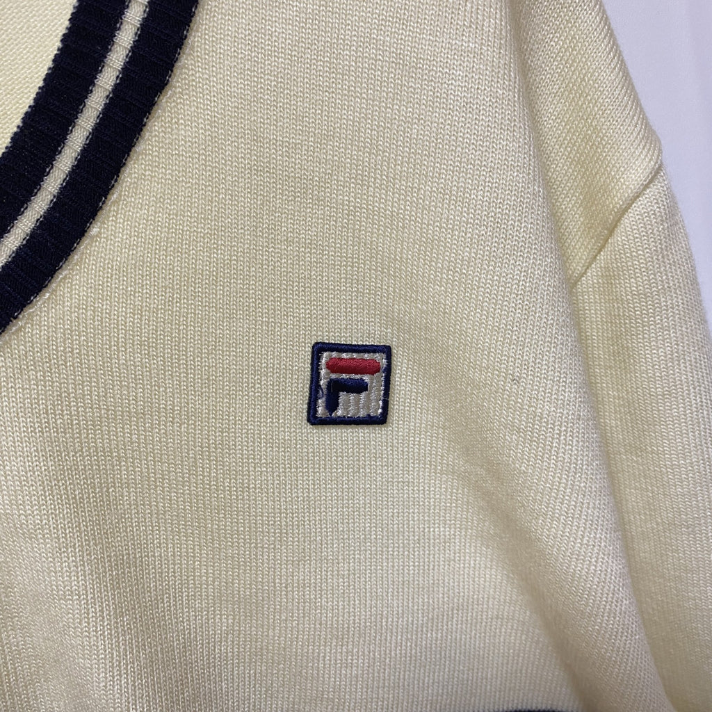 ～90s　FILA　フィラ　長袖Vネックアクリルニットセーター　刺繍ロゴ　ワンポイント　マルチカラー　白　ホワイト　XLサイズ　　ヴィンテージ　古着