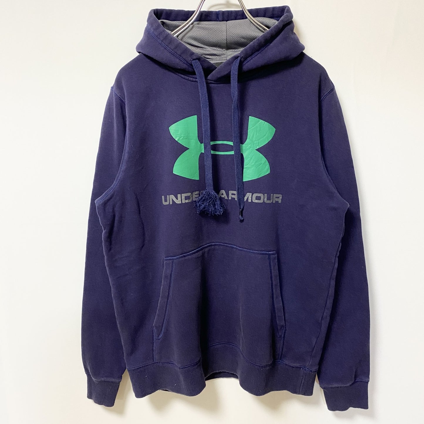 古着 used　UNDER ARMOUR アンダーアーマー　長袖ビックロゴプリント　フード付きスウェット　ネイビー　紺色　Mサイズ