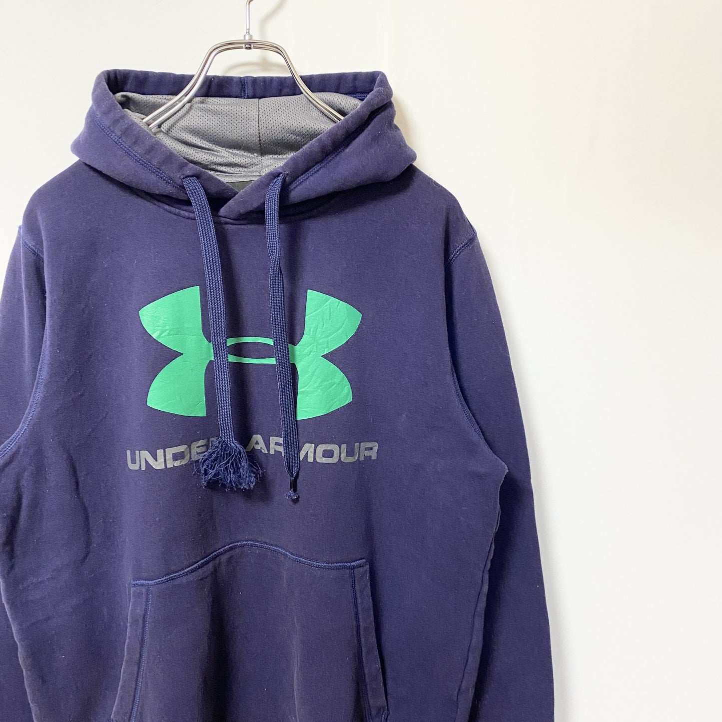 古着 used　UNDER ARMOUR アンダーアーマー　長袖ビックロゴプリント　フード付きスウェット　ネイビー　紺色　Mサイズ