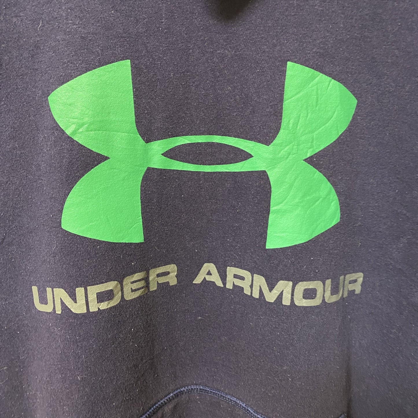 古着 used　UNDER ARMOUR アンダーアーマー　長袖ビックロゴプリント　フード付きスウェット　ネイビー　紺色　Mサイズ