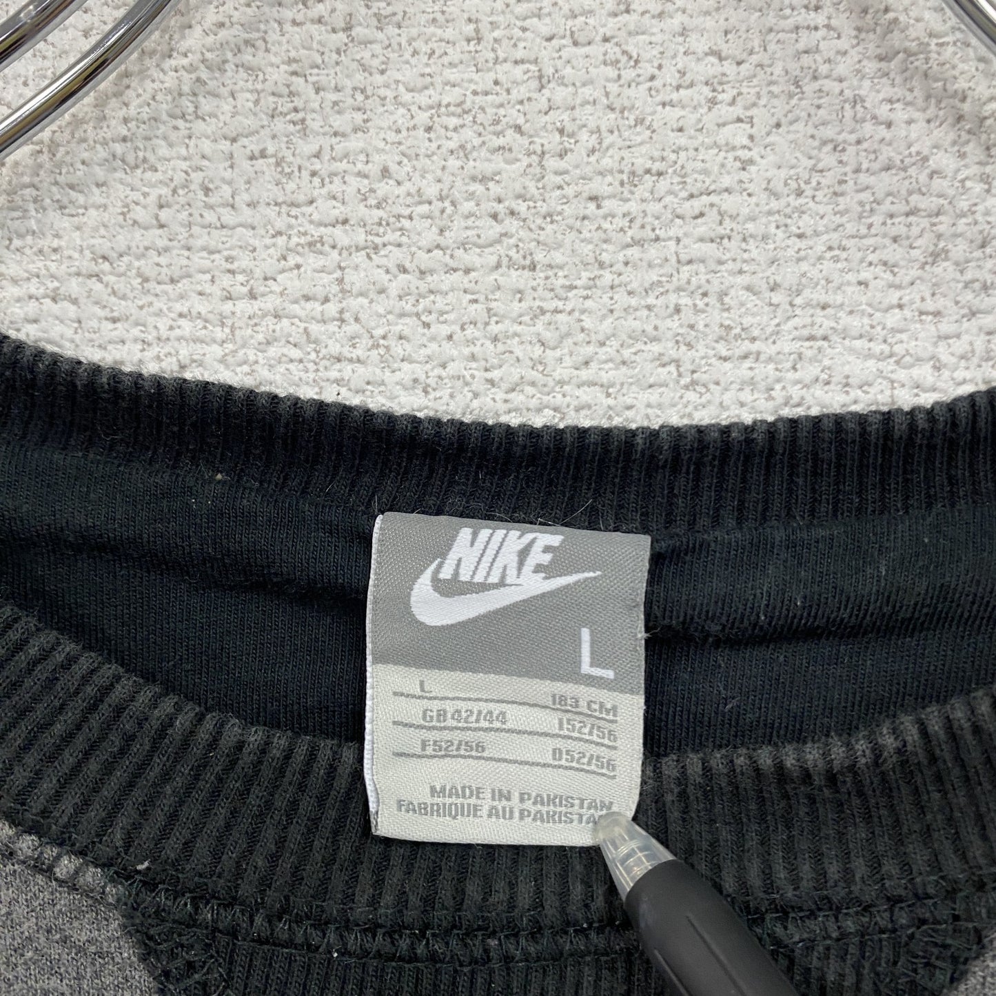 NIKE　ナイキ　スウェット/トレーナー　前V　刺繡ロゴ　灰色　グレー　Lサイズ