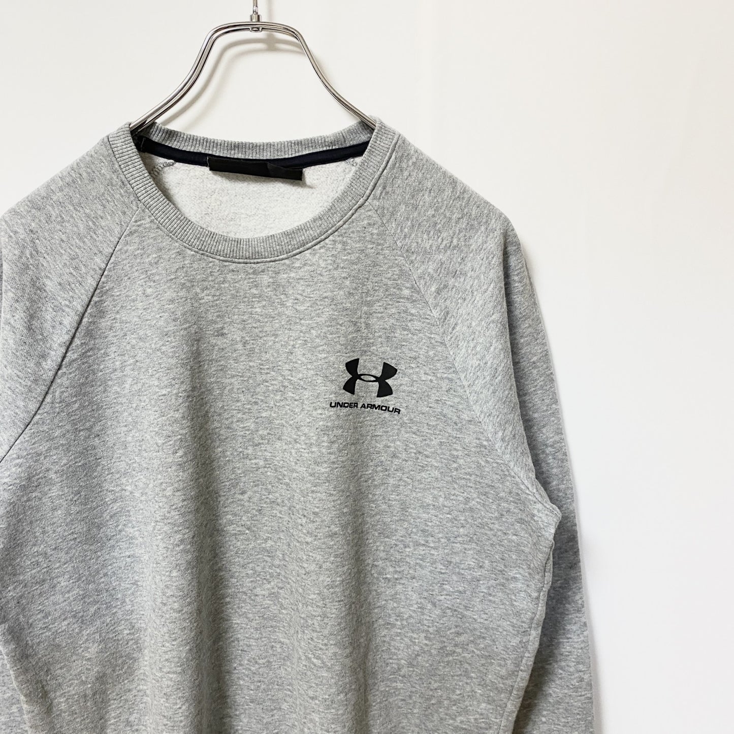 古着 used　UNDER ARMOUR アンダーアーマー　長袖ワンポイントロゴプリントスウェット　トレーナー　グレー　Mサイズ