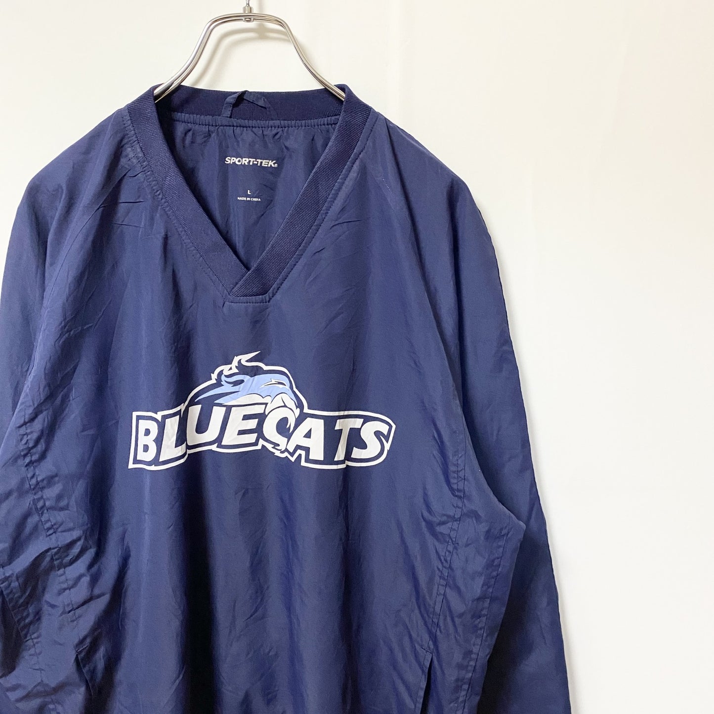 古着 used　SPORT-TEK　長袖プリントナイロンプルオーバー　BLUECATS　Vネック　ネイビー　紺　Lサイズ