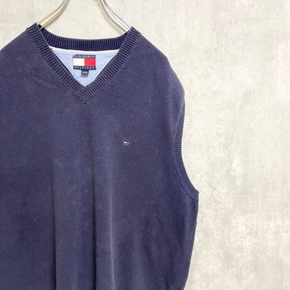 古着　used　TOMMYHILFIGER　トミーヒルフィガー　ワンポイント刺繍ニットベスト　Vネック　ネイビー　XLサイズ