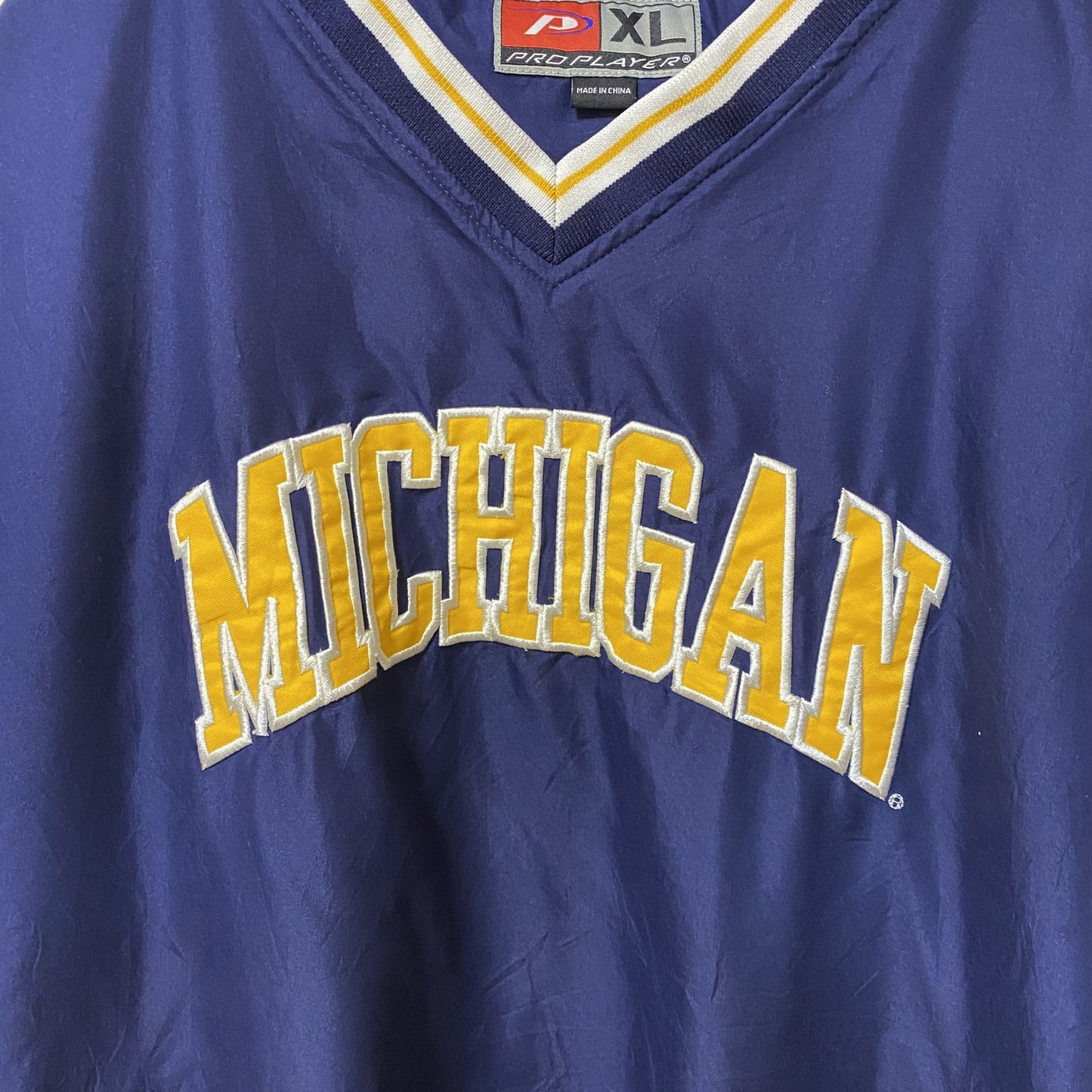 古着 used　PRO PLAYER　長袖ナイロンプルオーバージャケット　カレッジロゴ刺繍　MICHIGAN　ネイビー　XLサイズ