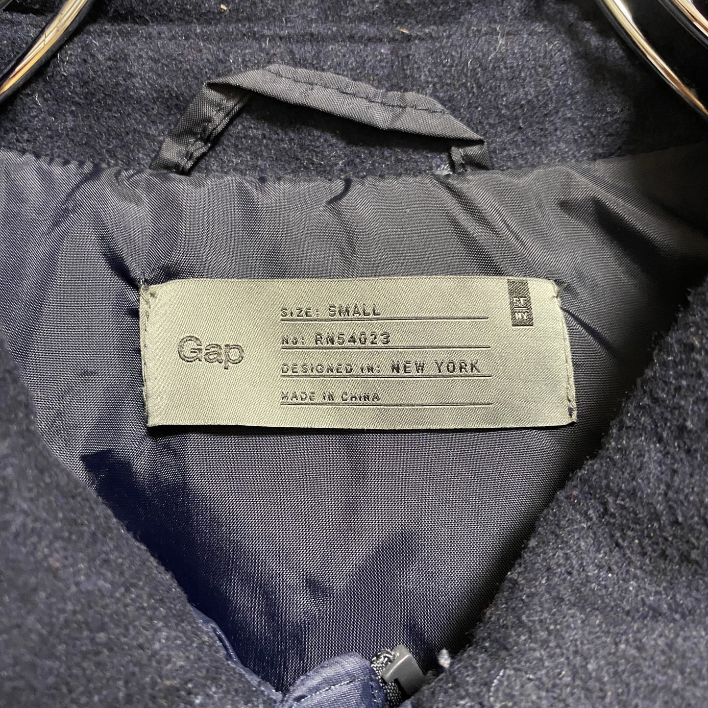 古着 used　GAP　ギャップ　長袖襟付きナイロンブルゾン　ジャンパー　フルボタン　ダークネイビー　秋冬服　Sサイズ