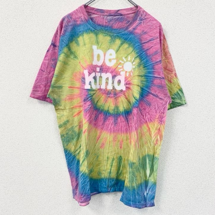 半袖タイダイ柄プリントTシャツ　be kind　カラフル　レトロデザイン　クルーネック　ピンク　黄色　イエロー　青　ブルー　総柄　古着