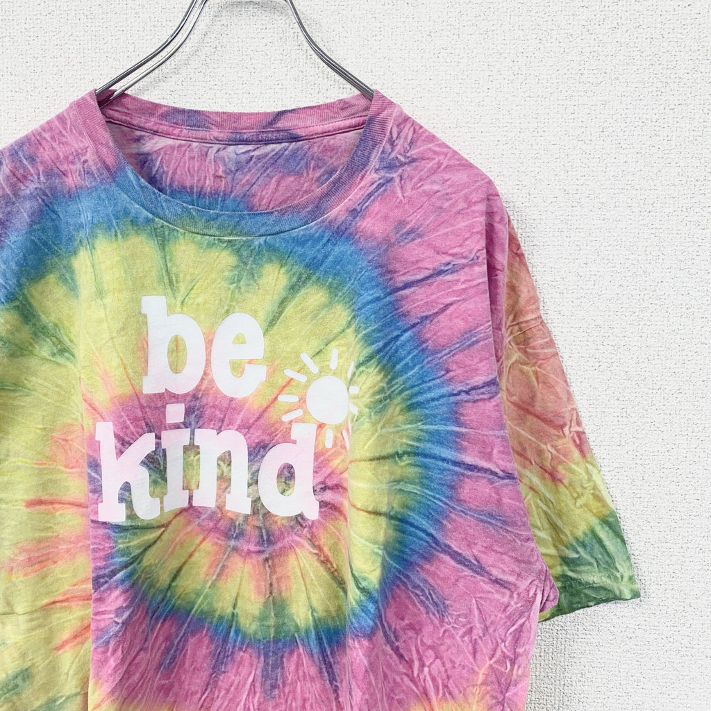 半袖タイダイ柄プリントTシャツ　be kind　カラフル　レトロデザイン　クルーネック　ピンク　黄色　イエロー　青　ブルー　総柄　古着