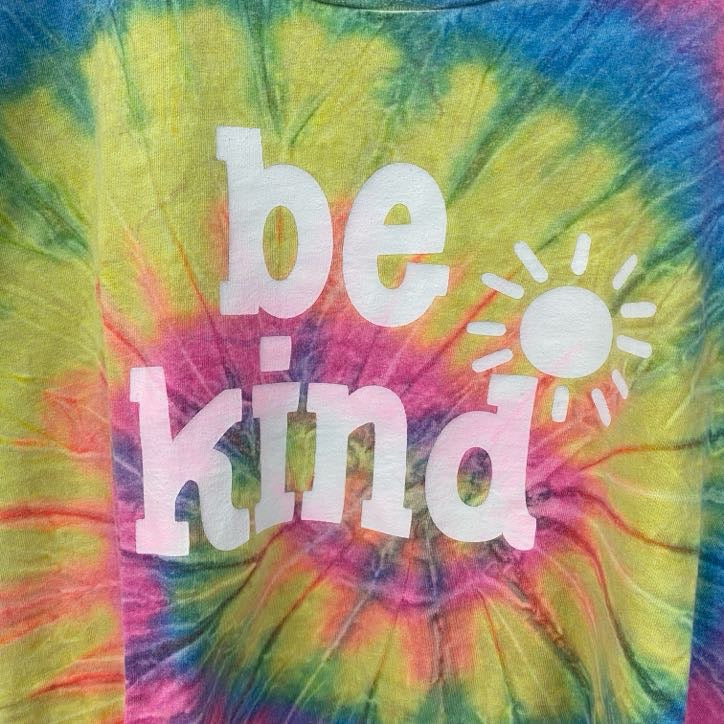 半袖タイダイ柄プリントTシャツ　be kind　カラフル　レトロデザイン　クルーネック　ピンク　黄色　イエロー　青　ブルー　総柄　古着