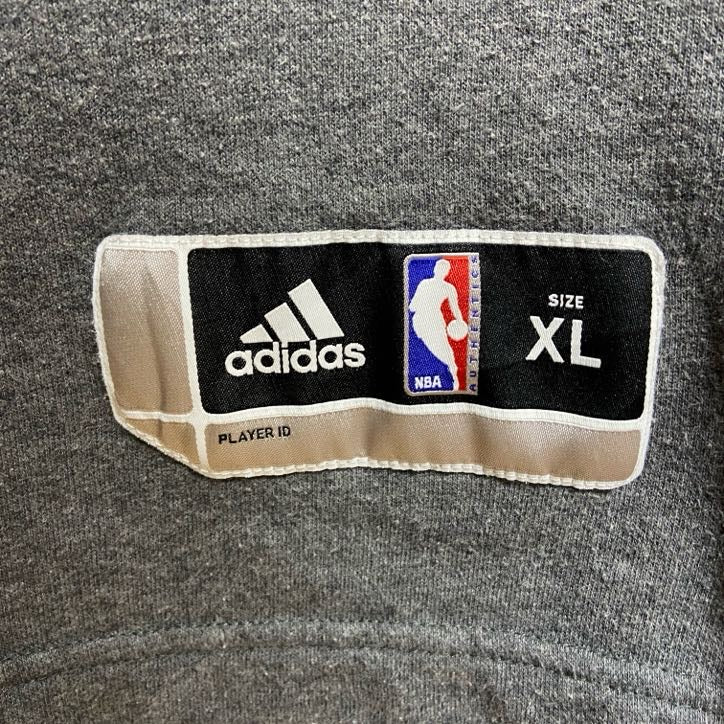 古着 used　adidas　長袖プリントスウェット　トレーナー　NBA　シャーロットホーネッツ　バスケ　グレー　XLサイズ