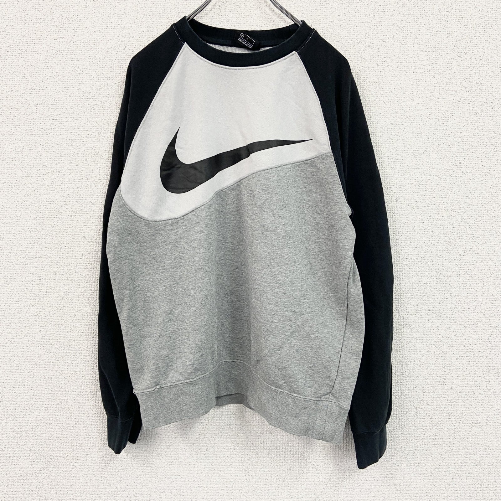 古着 used　NIKE　ナイキ　スウェット/トレーナー　スウッシュロゴ　トライカラー　黒　ブラック　白　ホワイト　グレー　灰色　Mサイズ