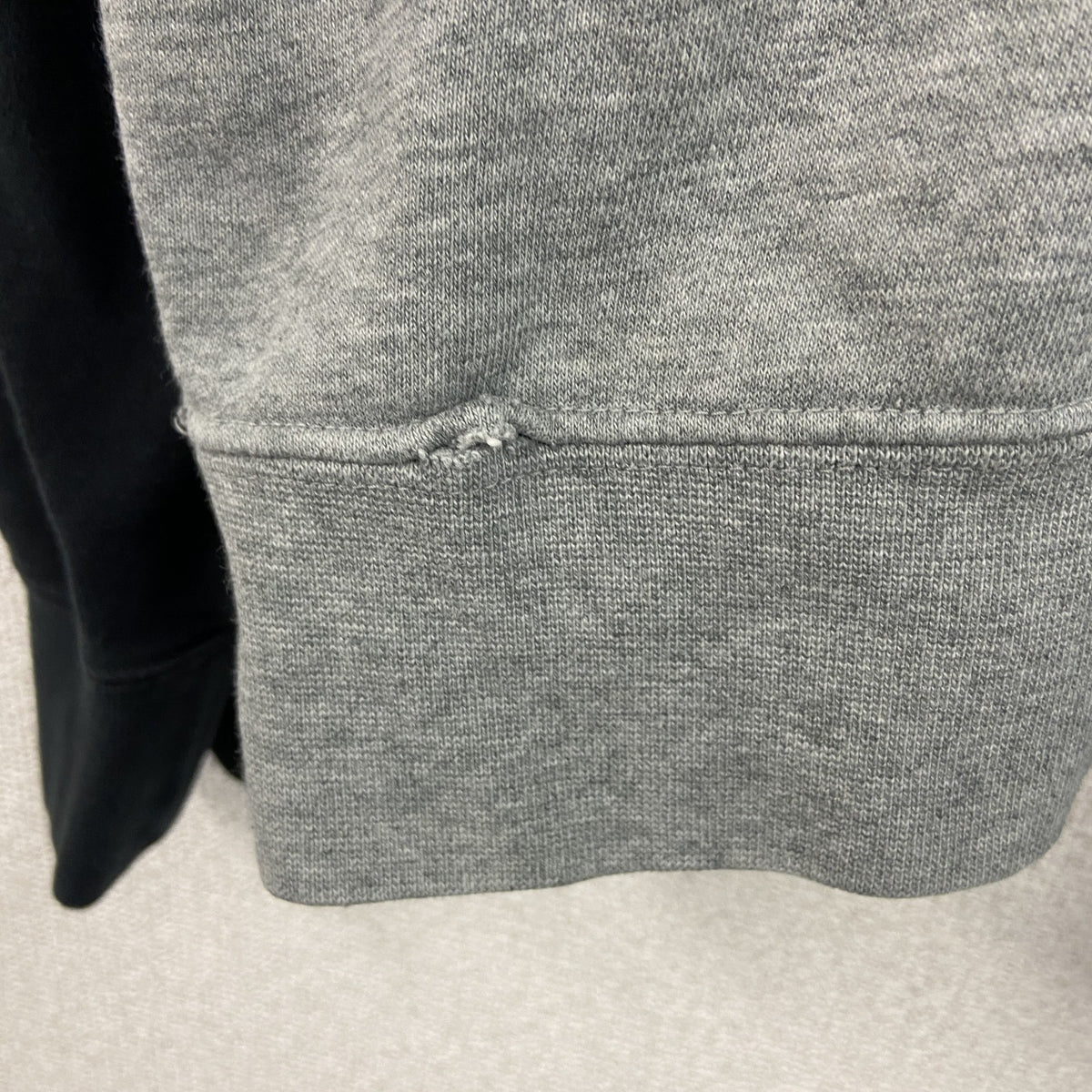 古着 used　NIKE　ナイキ　スウェット/トレーナー　スウッシュロゴ　トライカラー　黒　ブラック　白　ホワイト　グレー　灰色　Mサイズ