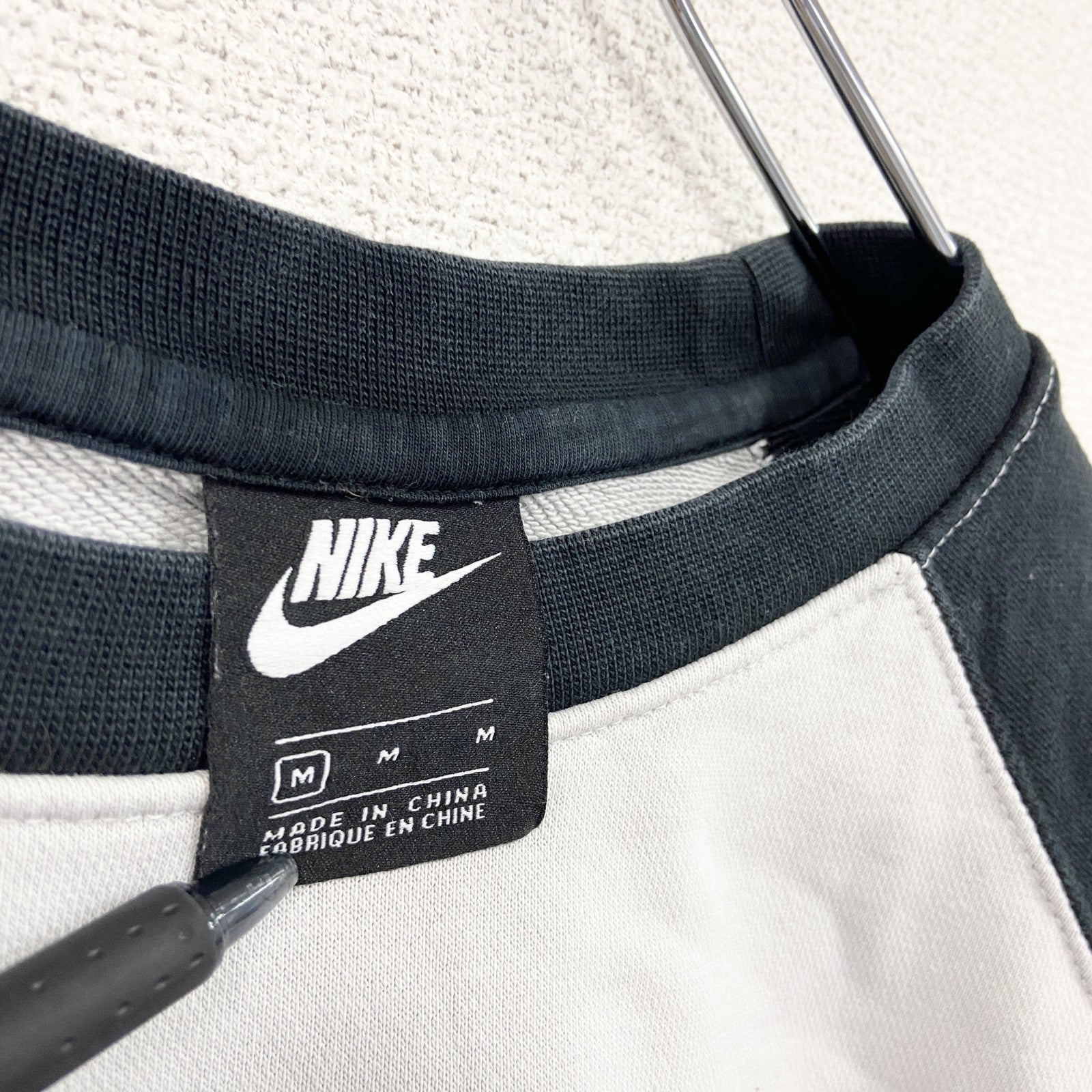 古着 used　NIKE　ナイキ　スウェット/トレーナー　スウッシュロゴ　トライカラー　黒　ブラック　白　ホワイト　グレー　灰色　Mサイズ