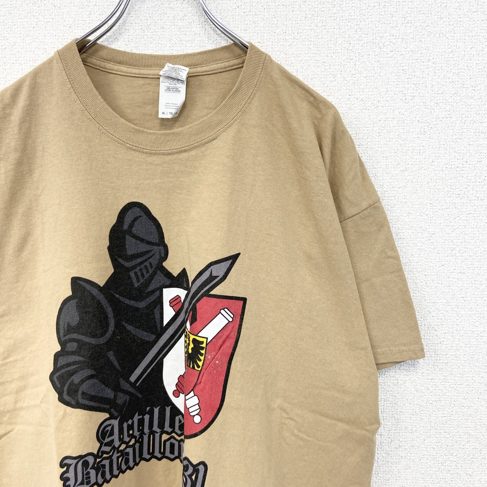 GILDAN　ギルダン　半袖プリントTシャツ　ブラックレター　鎧　騎士道　英字プリント　両面プリント　ベージュ　XLサイズ　古着