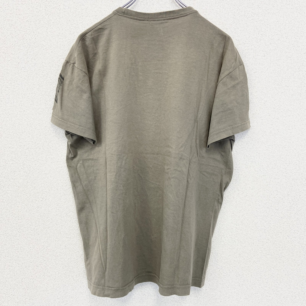 ノーブランド　半袖プリントTシャツ　スカル　エレキギター　ロックデザイン　クルーネック　カーキ色　Mサイズ　古着