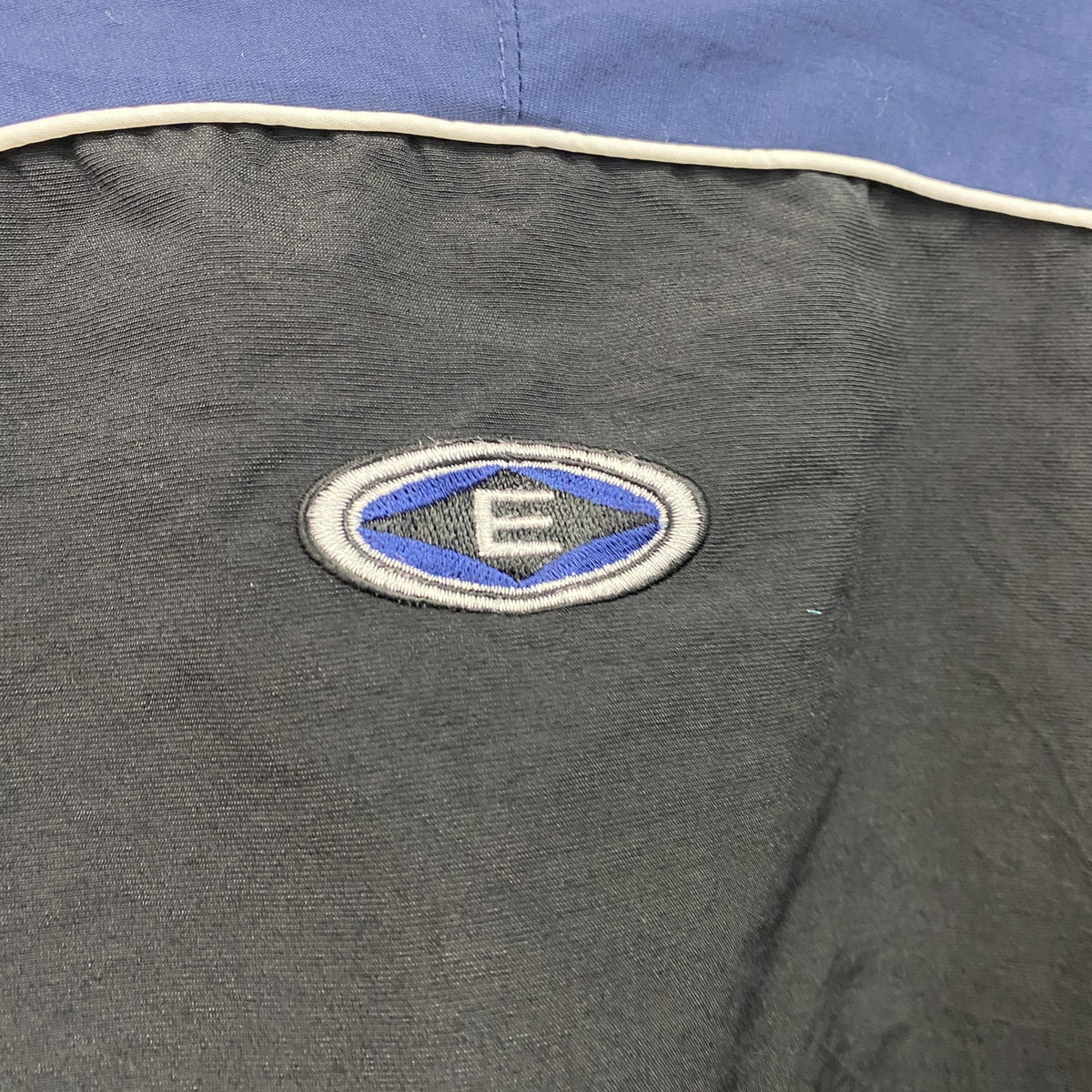 ～90s　EASTON　ナイロンプルオーバージャケット　Vネック　刺繍ロゴ　ワッペン　ヴィンテージ　黒　ブラック　Lサイズ　古着