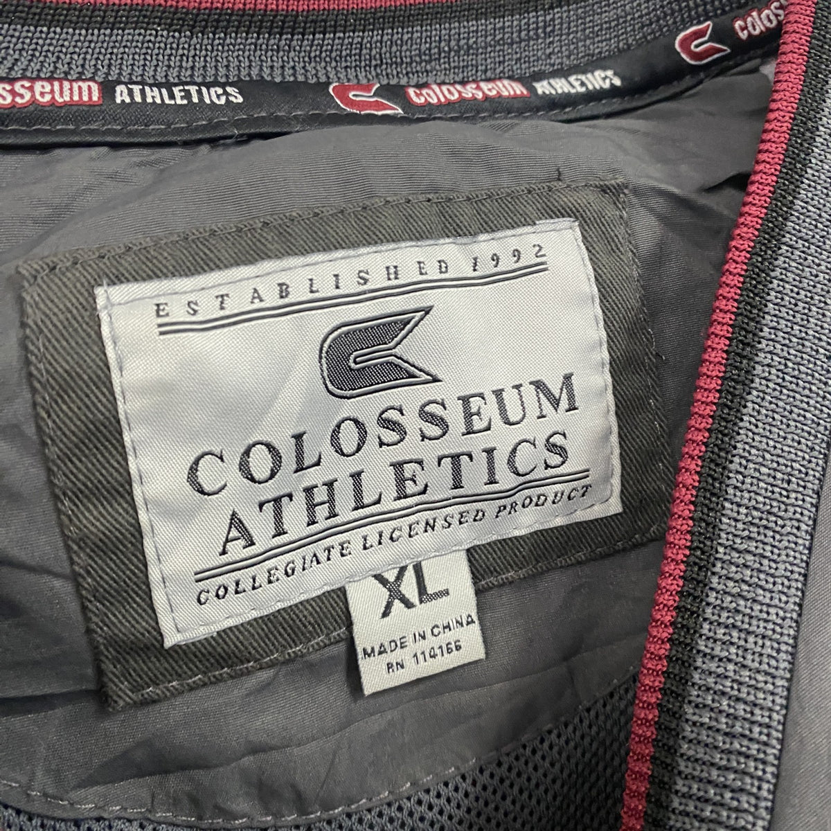 COLOSSEUM ATHLETICS　プルオーバージャケット　Vネック　カレッジロゴ　ワッペン　灰色　グレー　XLサイズ　古着