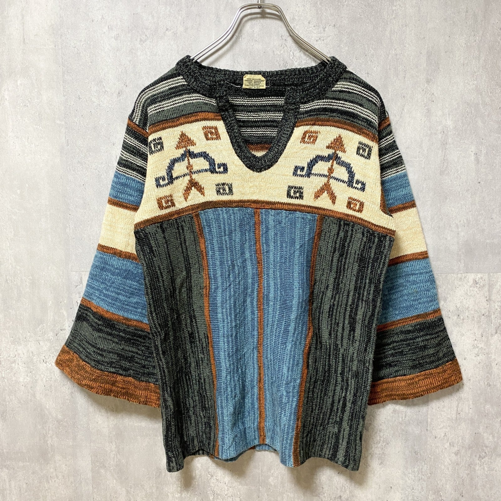 ～90s　ヴィンテージ　長袖Vネックニット　セーター　総柄　マルチカラー　秋冬服　レトロデザイン　Sサイズ　古着