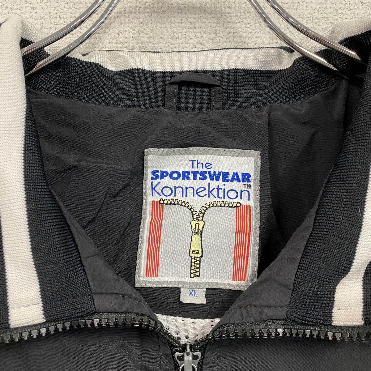 The Sportswear Konnektion　フルジップナイロンジャケット　刺繍ロゴ　アーチプリント　黒　ブラック　XLサイズ ウインドブレーカー ナイロンアウター メンズ 古着