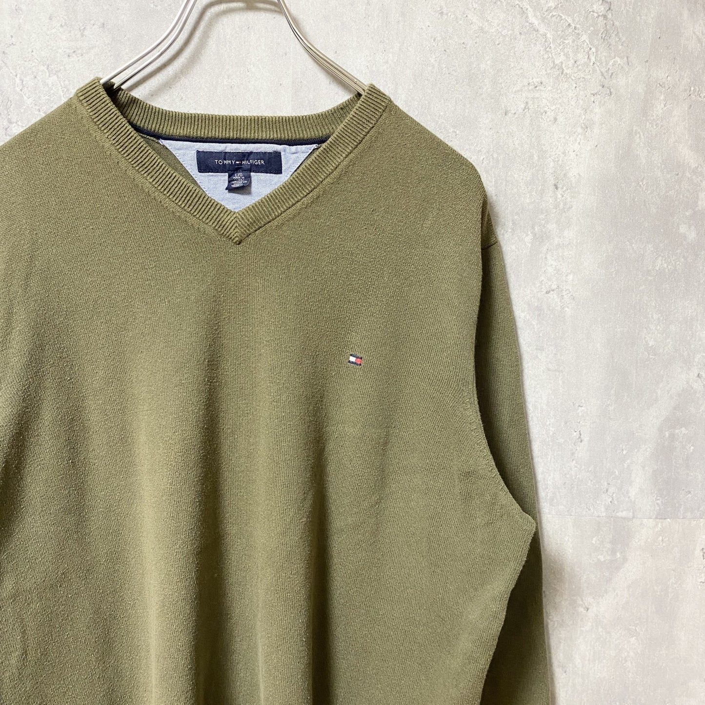 古着　used　TOMMY HILFIGER トミーヒルフィガー　長袖Vネックニット　セーター　カーキ　ワンポイントロゴ　Lサイズ