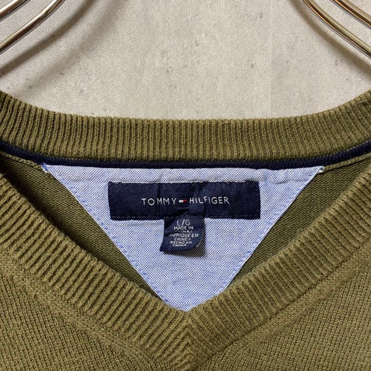 古着　used　TOMMY HILFIGER トミーヒルフィガー　長袖Vネックニット　セーター　カーキ　ワンポイントロゴ　Lサイズ