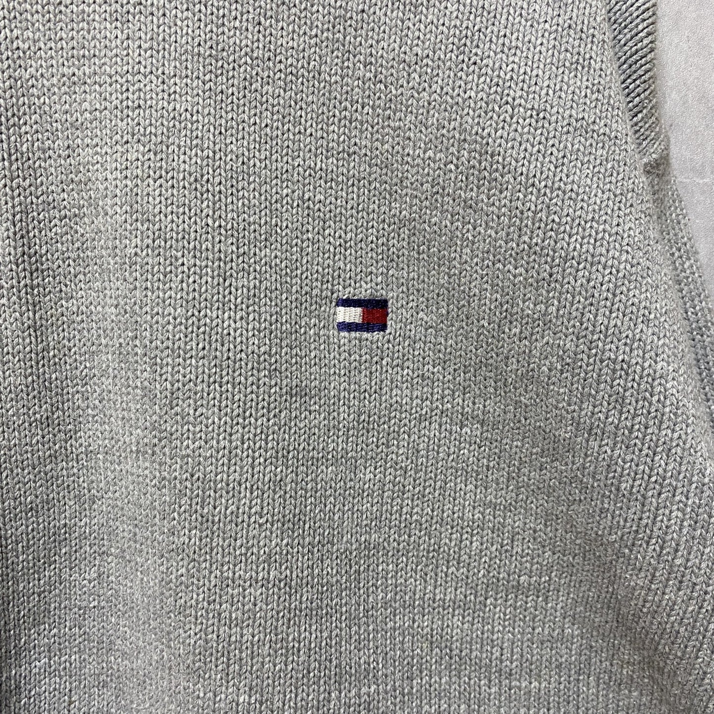 古着 used　TOMMY HILFIGER トミーヒルフィガー　長袖ニット　セーター　ワンポイントロゴ刺繍　グレー　XLサイズ