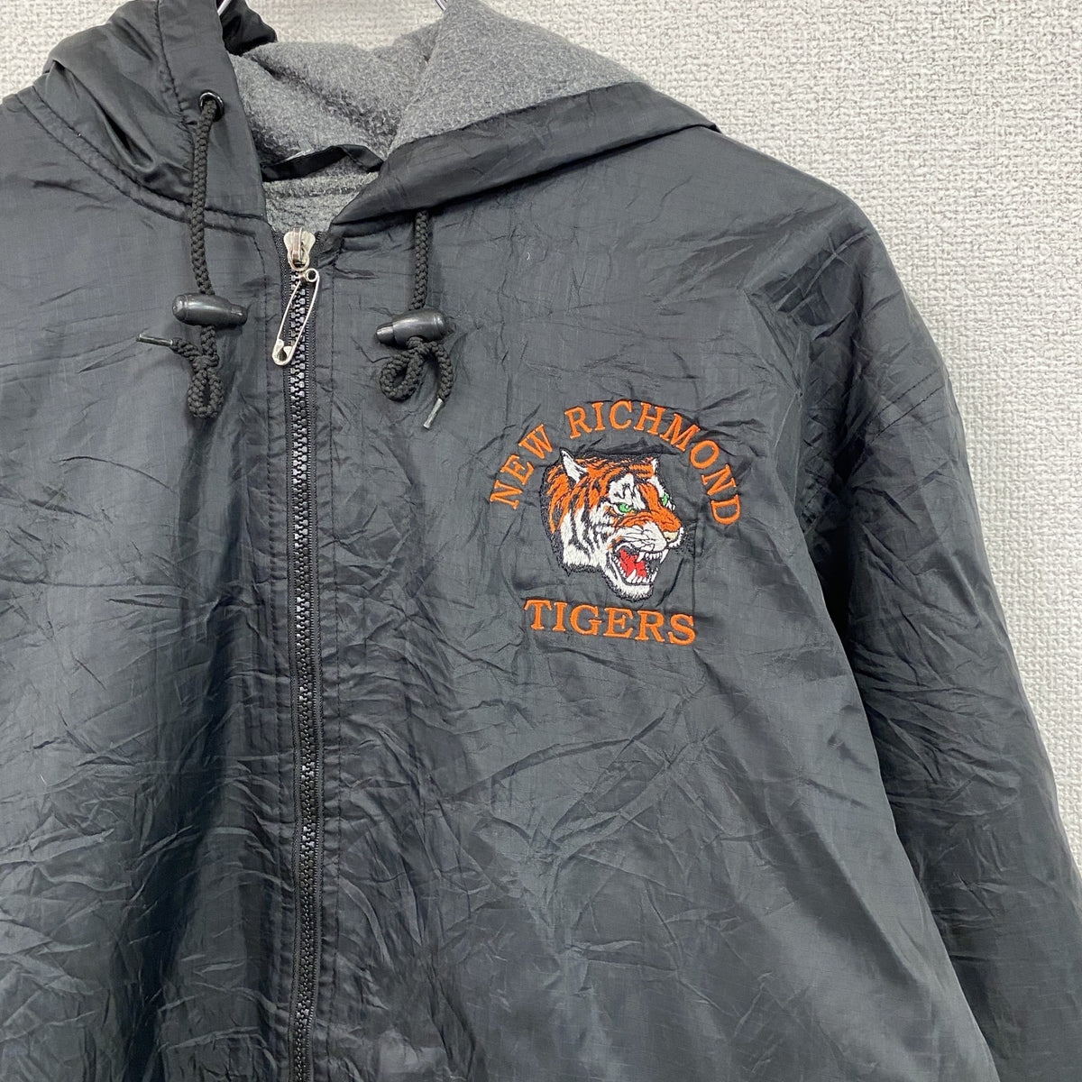 ～90s　GTM SPORTSWEAR　フルジップナイロンジャケット　刺繍ロゴ　アーチプリント　ワンポイント　黒　ブラック　Mサイズ　　ヴィンテージ　古着