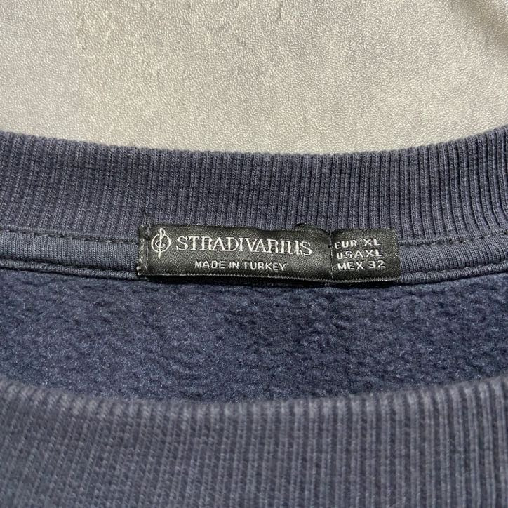 古着 used　STRADIVARIUS　長袖ワンポイントロゴ刺繍スウェット　トレーナー　黒　ブラック　オーバーサイズ　XLサイズ