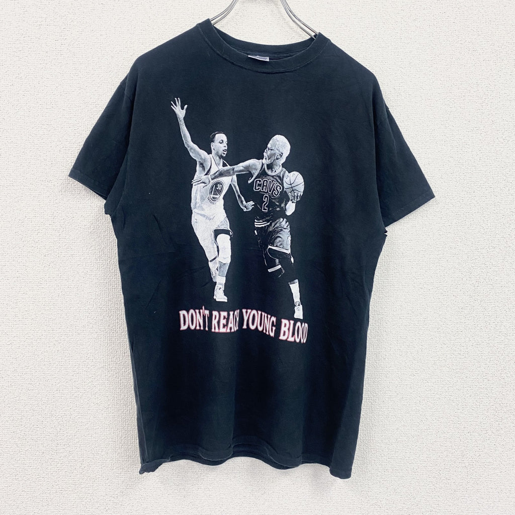 GILDAN　ギルダン　カイリーアービング　半袖プリントTシャツ　黒　ブラック　Mサイズ　古着