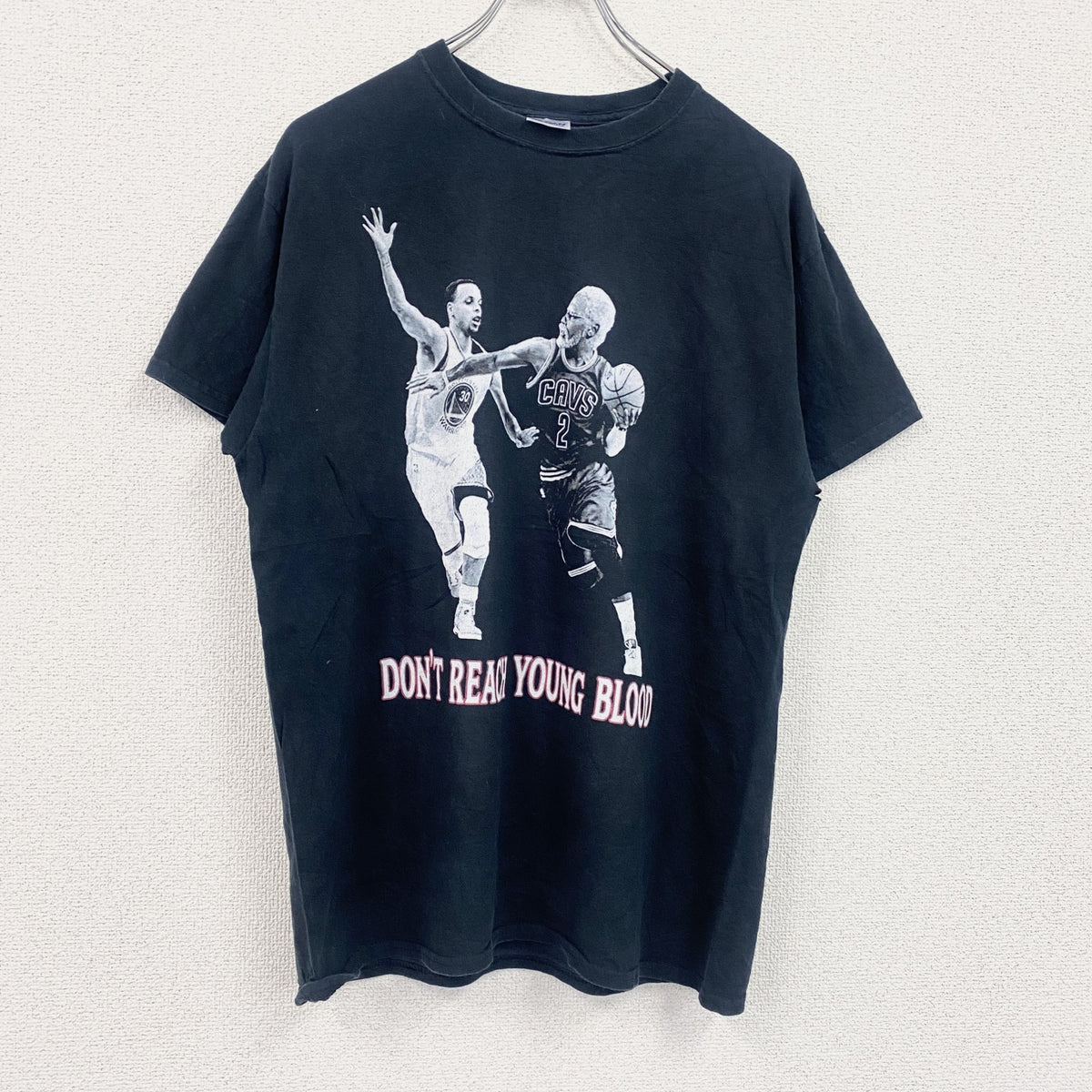 GILDAN　ギルダン　カイリーアービング　半袖プリントTシャツ　黒　ブラック　Mサイズ　古着