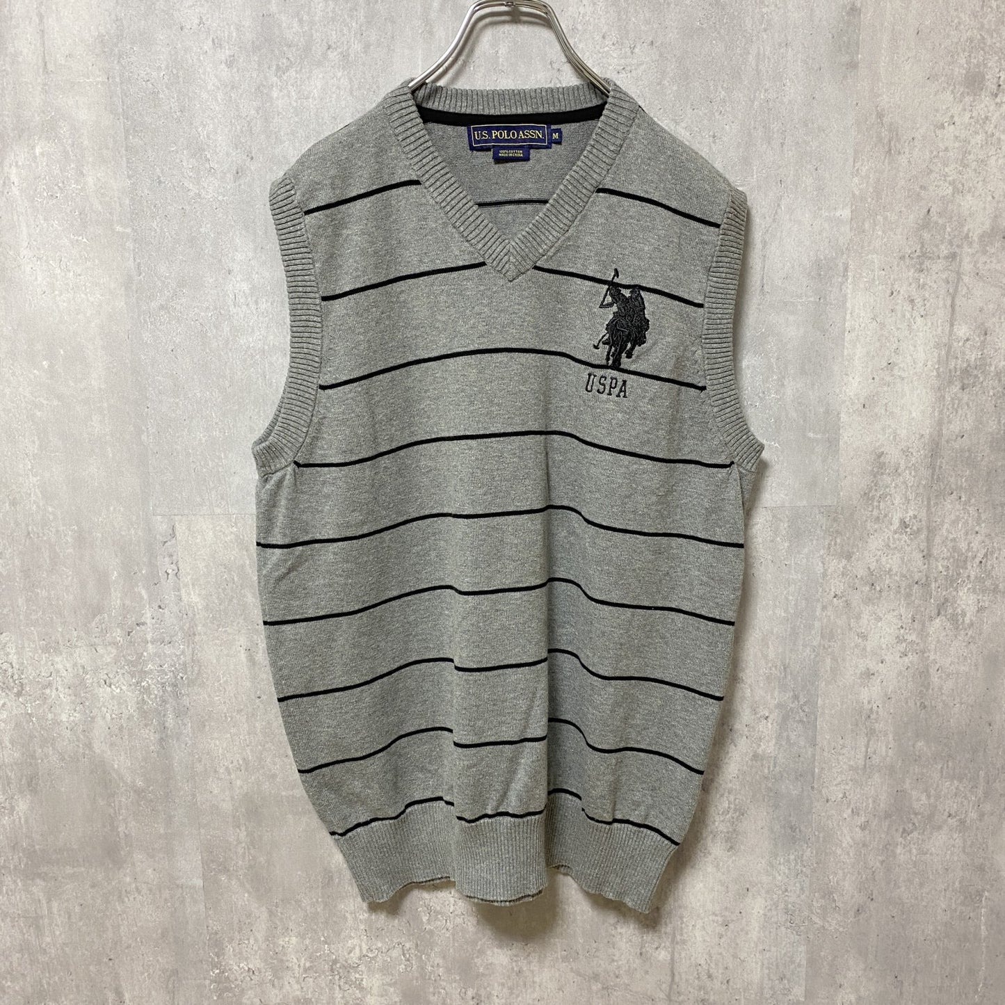 古着 used　US POLO ASSN ワンポイント刺繍ニットベスト　ボーダー柄　グレー　レトロデザイン　Mサイズ