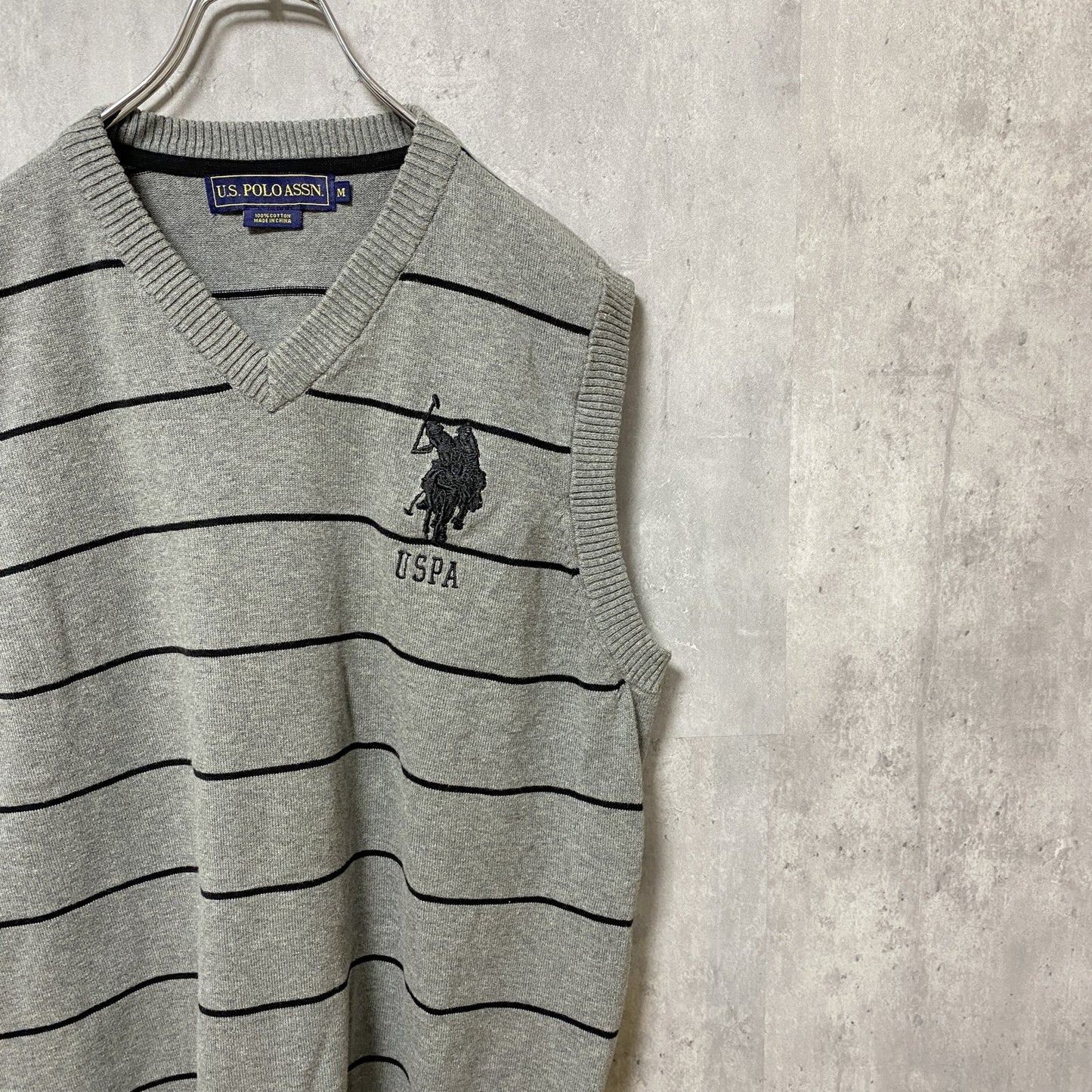 古着 used　US POLO ASSN ワンポイント刺繍ニットベスト　ボーダー柄　グレー　レトロデザイン　Mサイズ