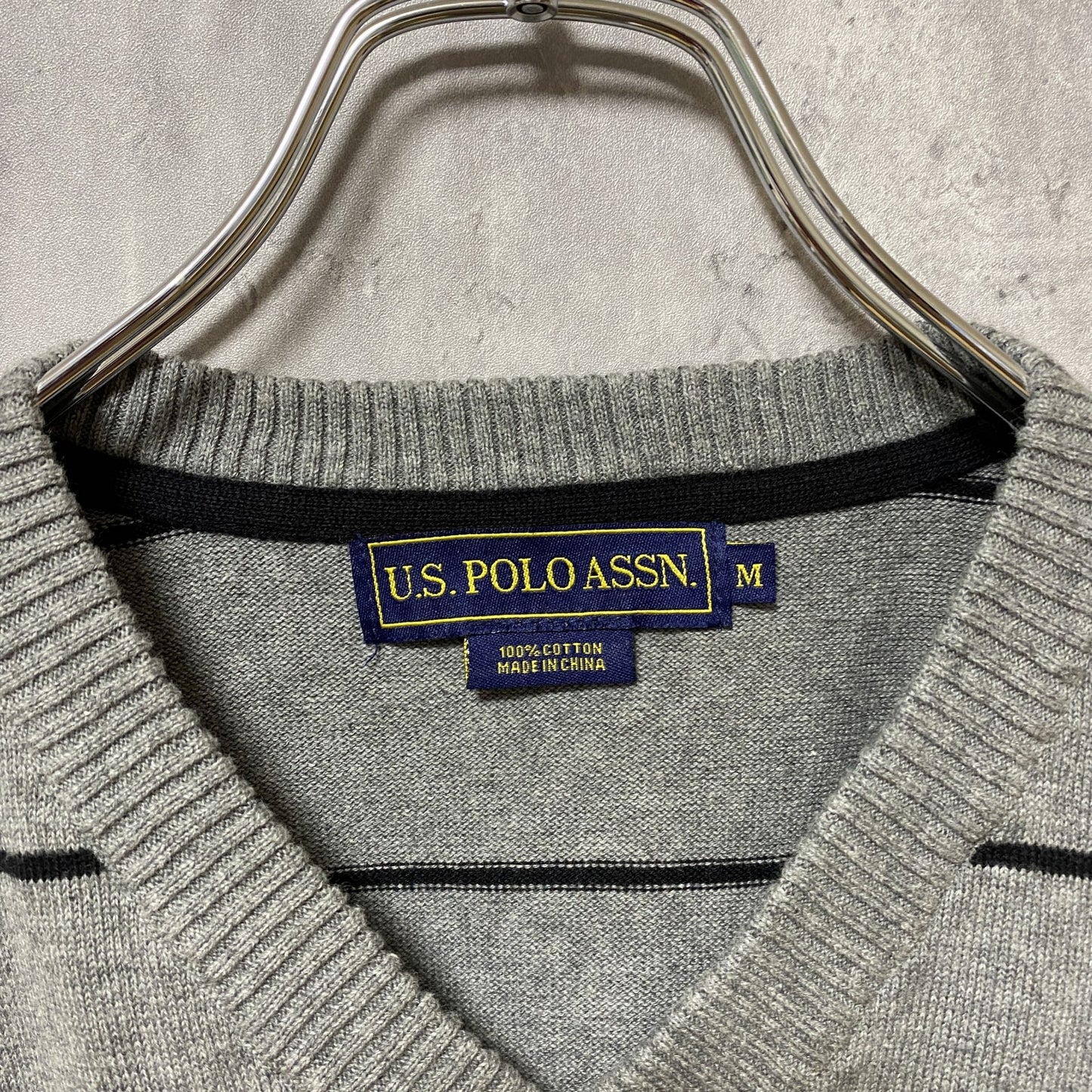 古着 used　US POLO ASSN ワンポイント刺繍ニットベスト　ボーダー柄　グレー　レトロデザイン　Mサイズ