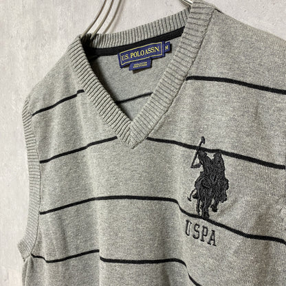 古着 used　US POLO ASSN ワンポイント刺繍ニットベスト　ボーダー柄　グレー　レトロデザイン　Mサイズ