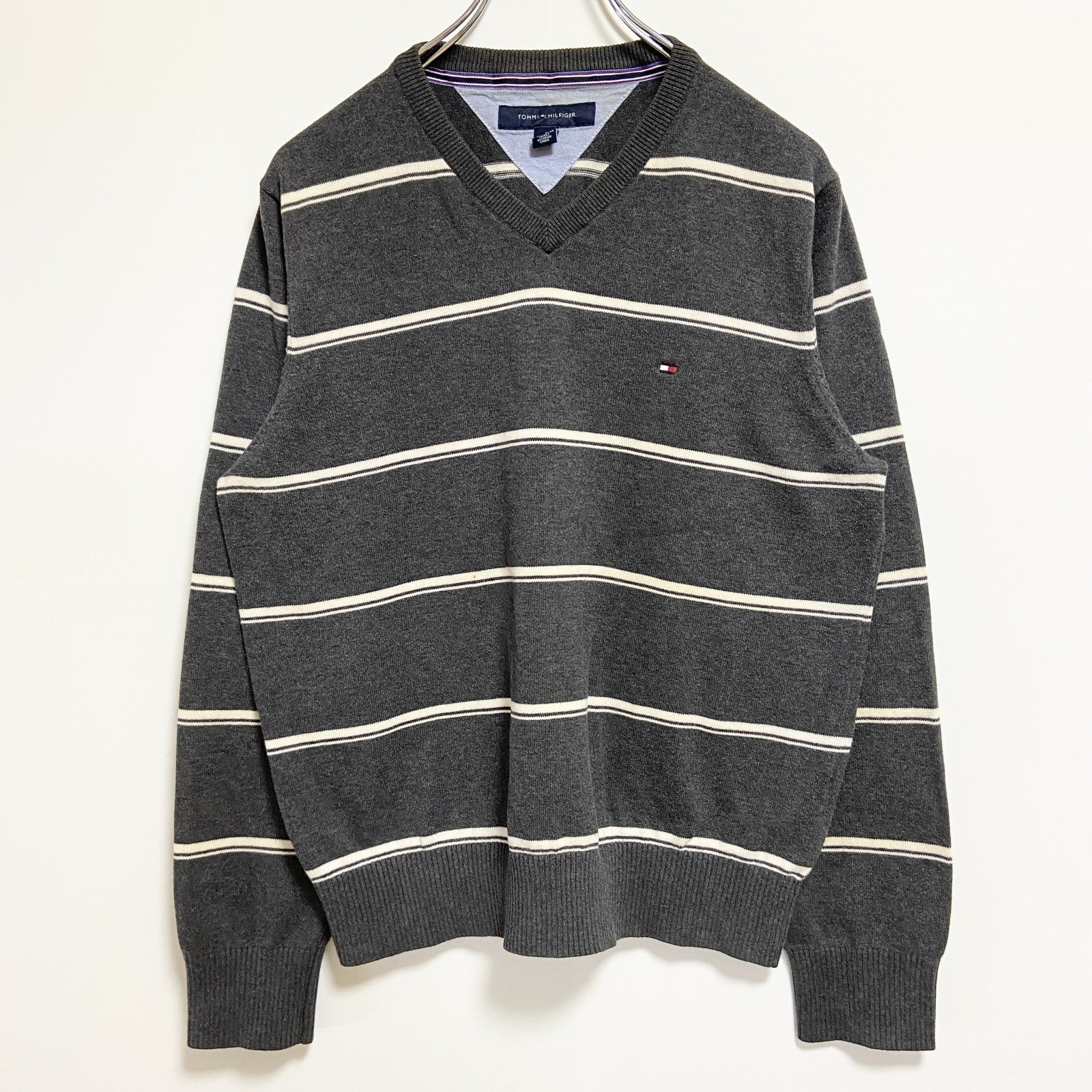 TOMMYHILFIGER　トミーヒルフィガー　長袖ボーダー柄ニット　セーター　Vネック　ワンポイント刺繍　グレー　灰色　古着