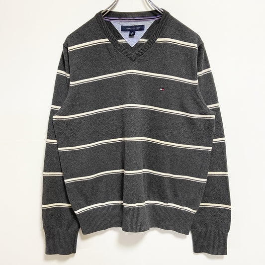 古着 used　TOMMYHILFIGER　トミーヒルフィガー　長袖ボーダー柄ニット　セーター　Vネック　ワンポイント刺繡　グレー