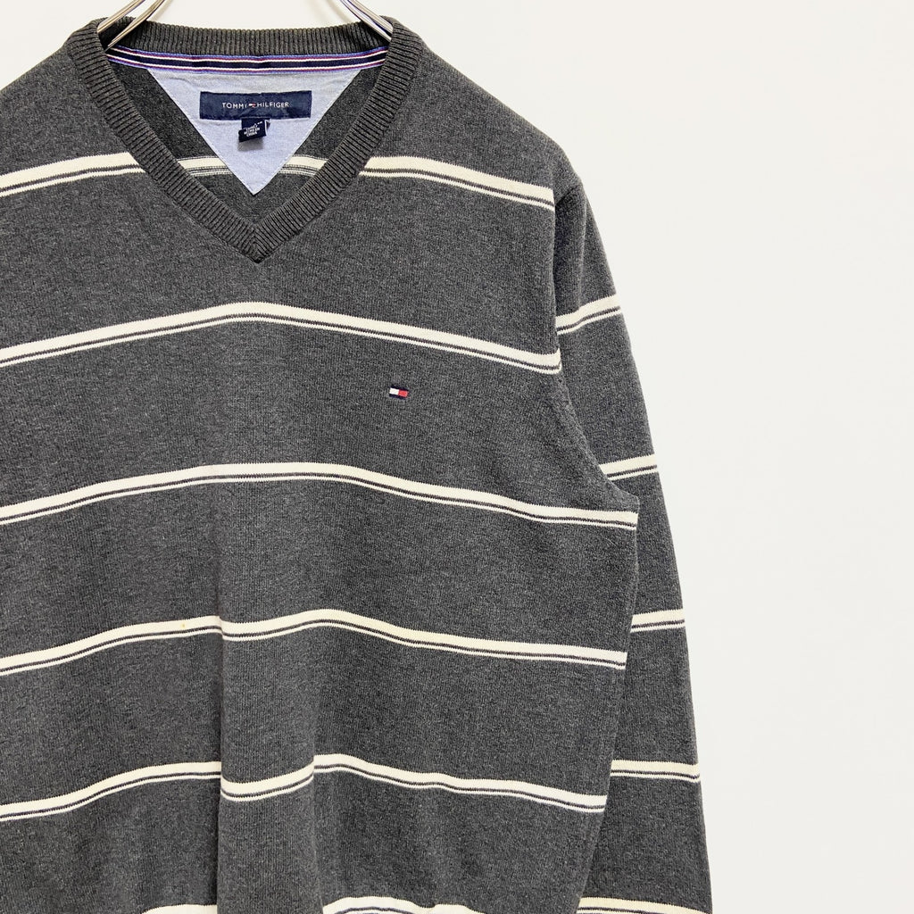 TOMMYHILFIGER　トミーヒルフィガー　長袖ボーダー柄ニット　セーター　Vネック　ワンポイント刺繍　グレー　灰色　古着