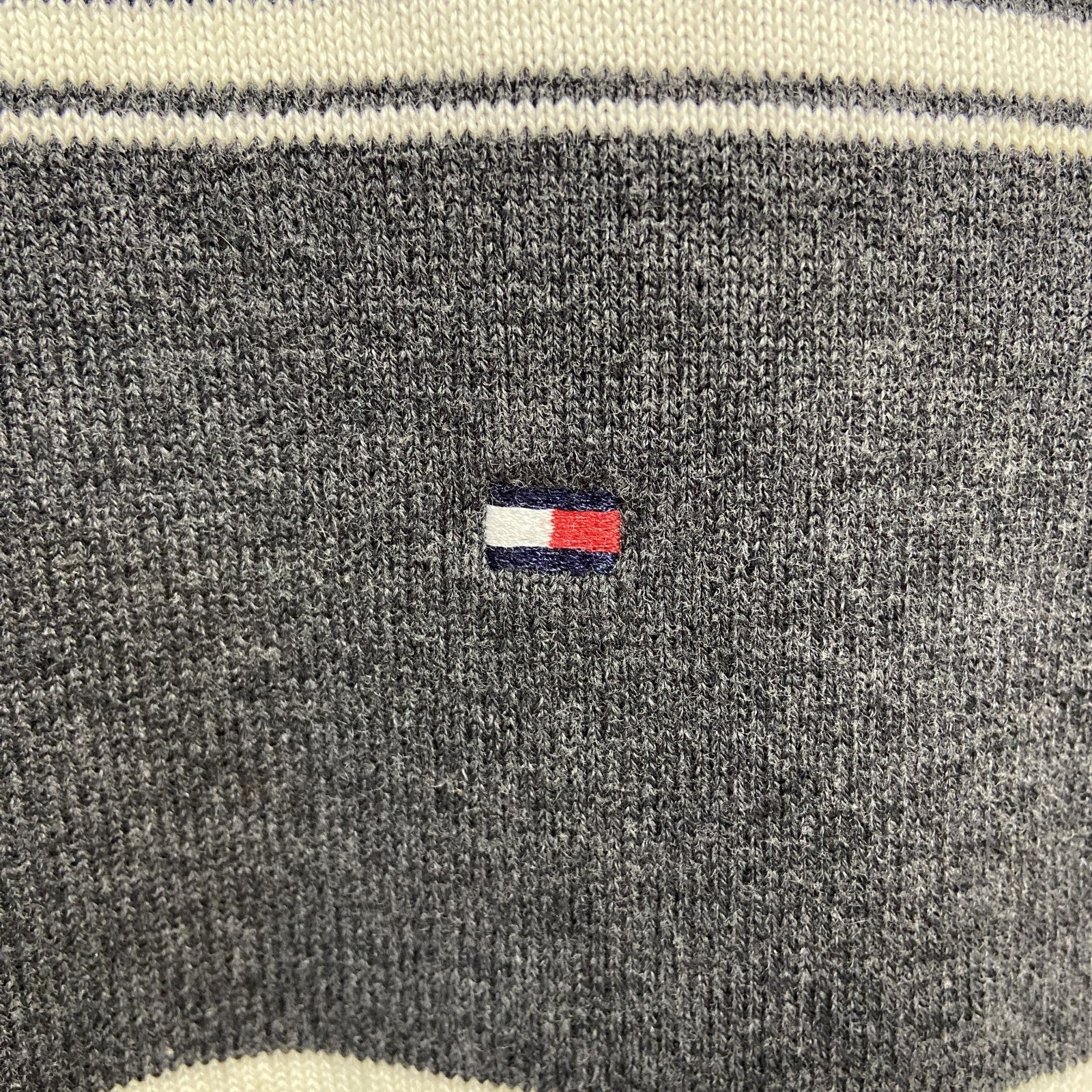 TOMMYHILFIGER　トミーヒルフィガー　長袖ボーダー柄ニット　セーター　Vネック　ワンポイント刺繍　グレー　灰色　古着
