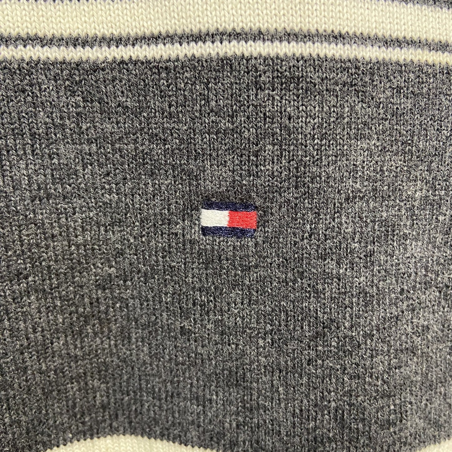 古着 used　TOMMYHILFIGER　トミーヒルフィガー　長袖ボーダー柄ニット　セーター　Vネック　ワンポイント刺繡　グレー